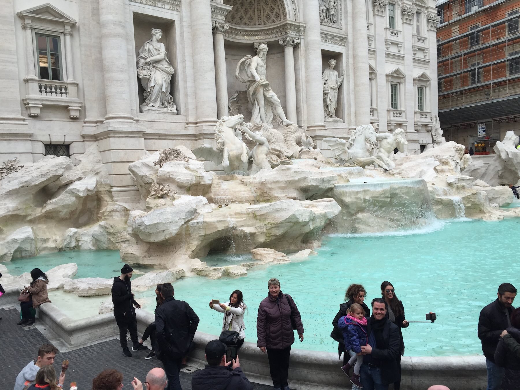 Ingressos Fontana di Trevi: Como comprar, preço e novas regras 2026 2 Em 2016 o acesso a Fontana de Trevi era gratuito, mas como dá para ver na foto, não tinha uma multidão disputando um espacinho. Essa foto é de 30 de janeiro, e aquela menininha de cachecol rosa era a Gaia no colo do papai.