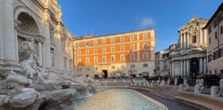 Ingressos Fontana di Trevi: para ter acesso à area próxima a água da Fontana di Trevi agora é necessário comprar um ingresso de 2 euros (tirei a foto em janeiro de 2026 quando o acesso à área não era permitido)