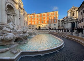 Ingressos Fontana di Trevi: para ter acesso à area próxima a água da Fontana di Trevi agora é necessário comprar um ingresso de 2 euros (tirei a foto em janeiro de 2026 quando o acesso à área não era permitido)