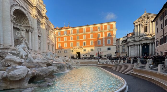 Ingressos Fontana di Trevi: Como comprar, preço e novas regras 2026 Ingressos Fontana di Trevi: para ter acesso à area próxima a água da Fontana di Trevi agora é necessário comprar um ingresso de 2 euros (tirei a foto em janeiro de 2026 quando o acesso à área não era permitido)