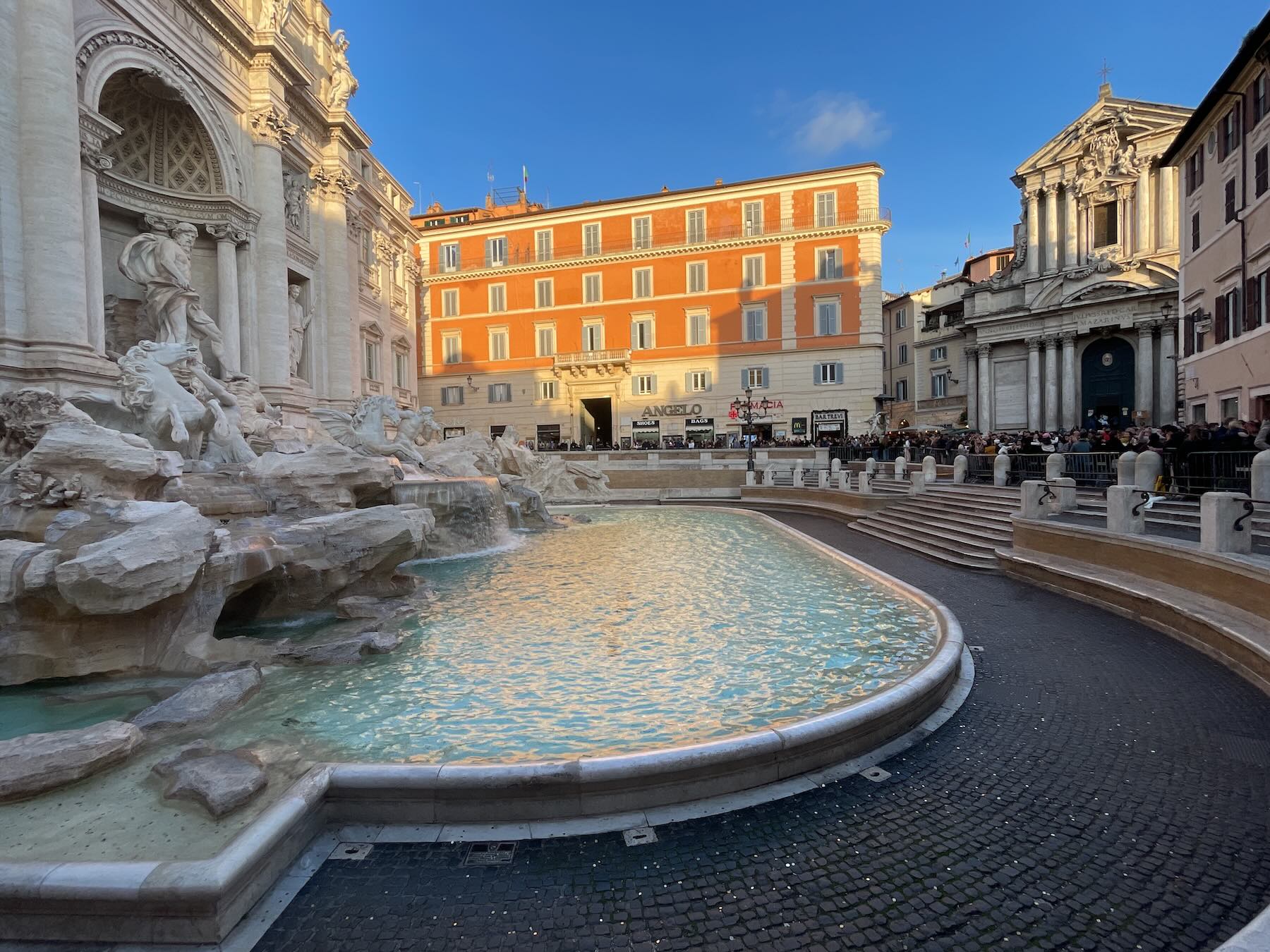 Ingressos Fontana di Trevi: Como comprar, preço e novas regras 2026 1 Ingressos Fontana di Trevi: para ter acesso à area próxima a água da Fontana di Trevi agora é necessário comprar um ingresso de 2 euros (tirei a foto em janeiro de 2026 quando o acesso à área não era permitido)