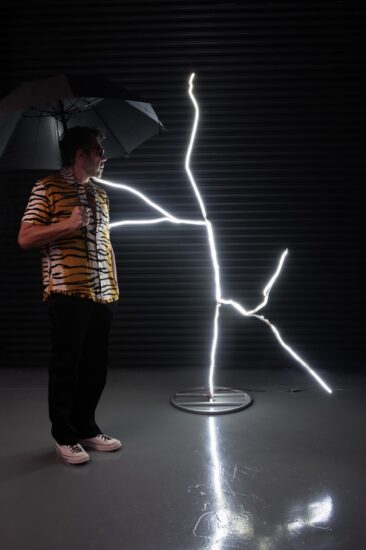A obra Lightning Bolt Neon de Alê Jordão estará na exposição Piloto Milano, na Residenza Vignale, Via E. Toti 2 em Milão durante o Fuori Salone 2026
