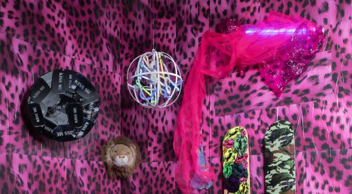 Alê Jordão no FuoriSalone 2026: entre o rosa, o néon e o excesso em Milão Pink Toilet de Alê Jordão no Fuori Salone 2026 marca a 20º participação do artista brasileiro ao evento de design em Milão