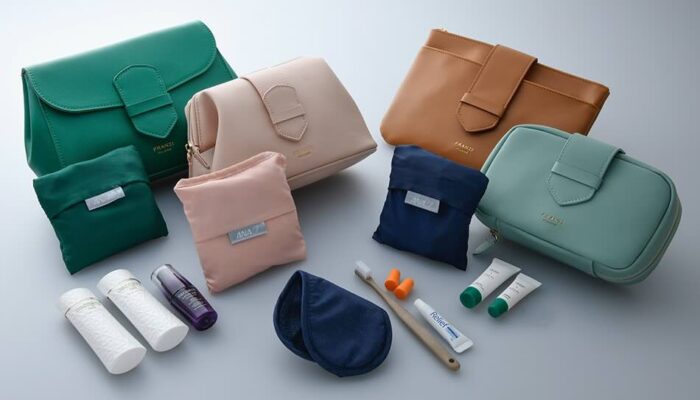 Novos kits de amenidades da ANA para Primeira Classe e Classe Executiva, com nécessaires da marca italiana FRANZI em verde, bege, caramelo e verde-água, acompanhados de sacolas ecológicas, máscara para dormir, escova de dentes, protetores auriculares e produtos de skincare DECORTÉ e CULTI MILANO.