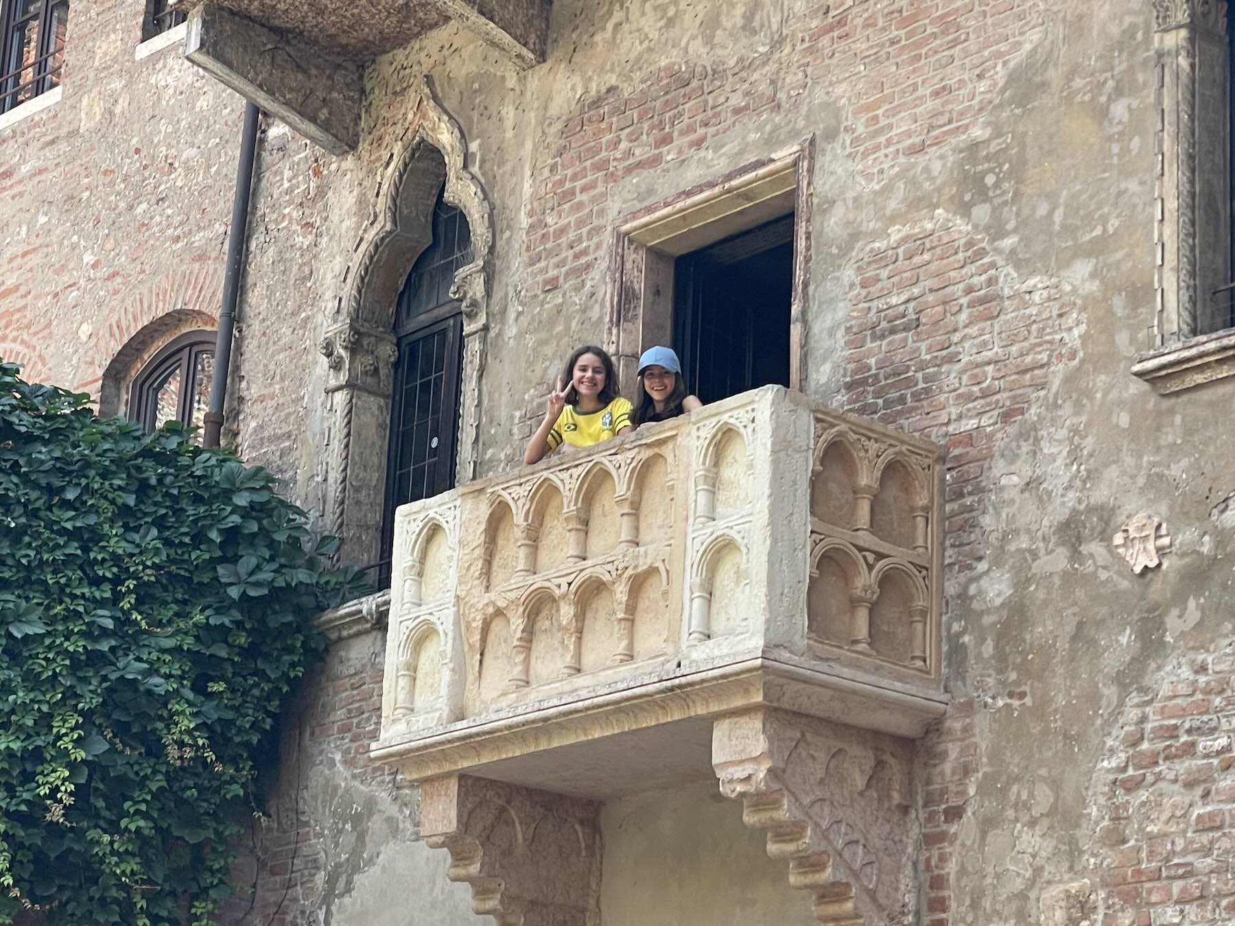 Minhas filhas Gaia e Aurora no balcão da Casa da Julieta: em junho de 2025 também tinha fila para poder acessar o balcão - na época fiquei uns 15 minutos lá embaixo esperando a vez delas para tirar essa foto!