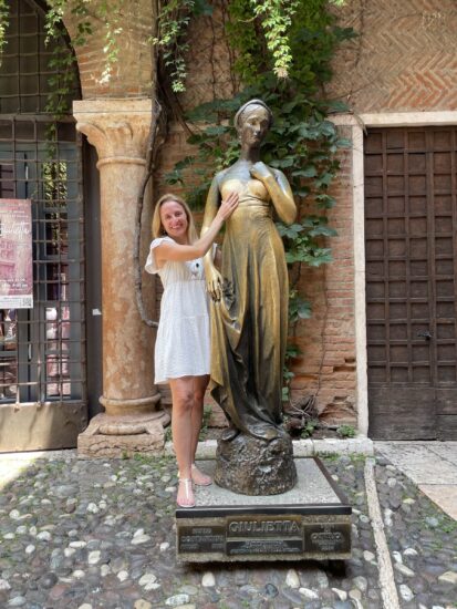 A famosa pose colocando a mão no peito da Julieta "para trazer sorte no amor"