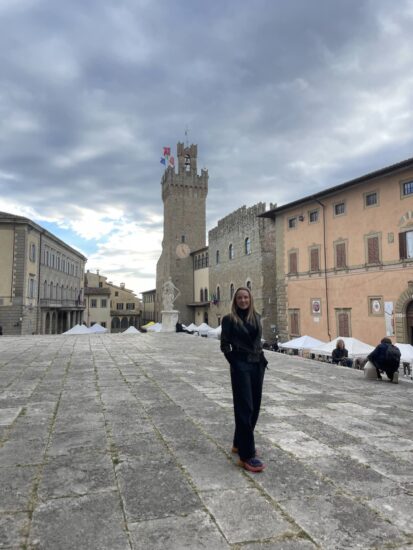 Roteiro de Páscoa em Arezzo 3 Eu (Barbara Bueno) visitando uma das edições da Fiera Antiquaria em Arezzo