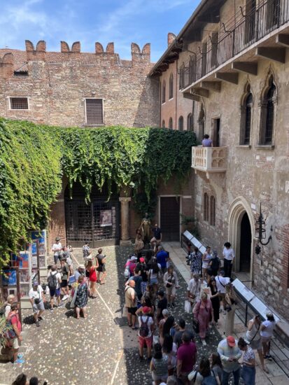 A fila para tirar uma foto com a estátua de Julieta em junho de 2025