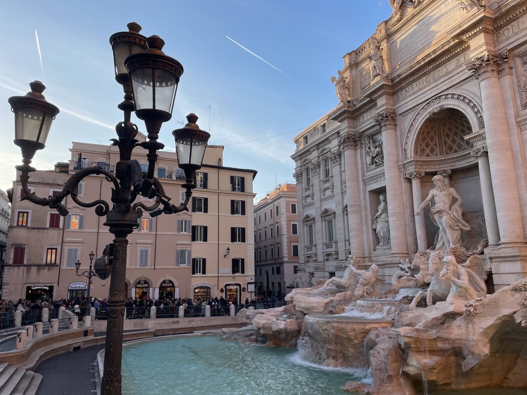 Fontana di Trevi recebe 230 mil visitantes no primeiro mês de acesso pago