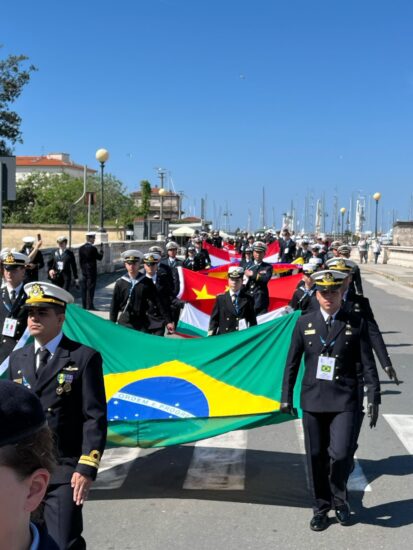 Delegações internacionais participam do cortejo da Settimana Velica em Livorno, reforçando o perfil internacional do evento