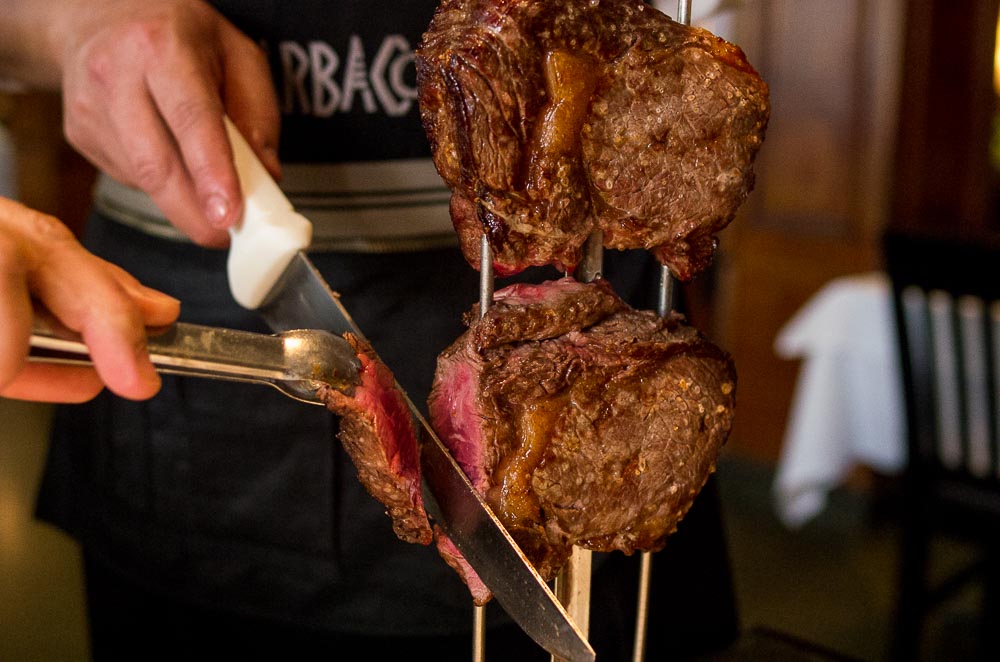 Barbacoa Milano: a única sede da famosa churrascaria brasileira na Europa é uma experiência que vai além dos sabores e aromas