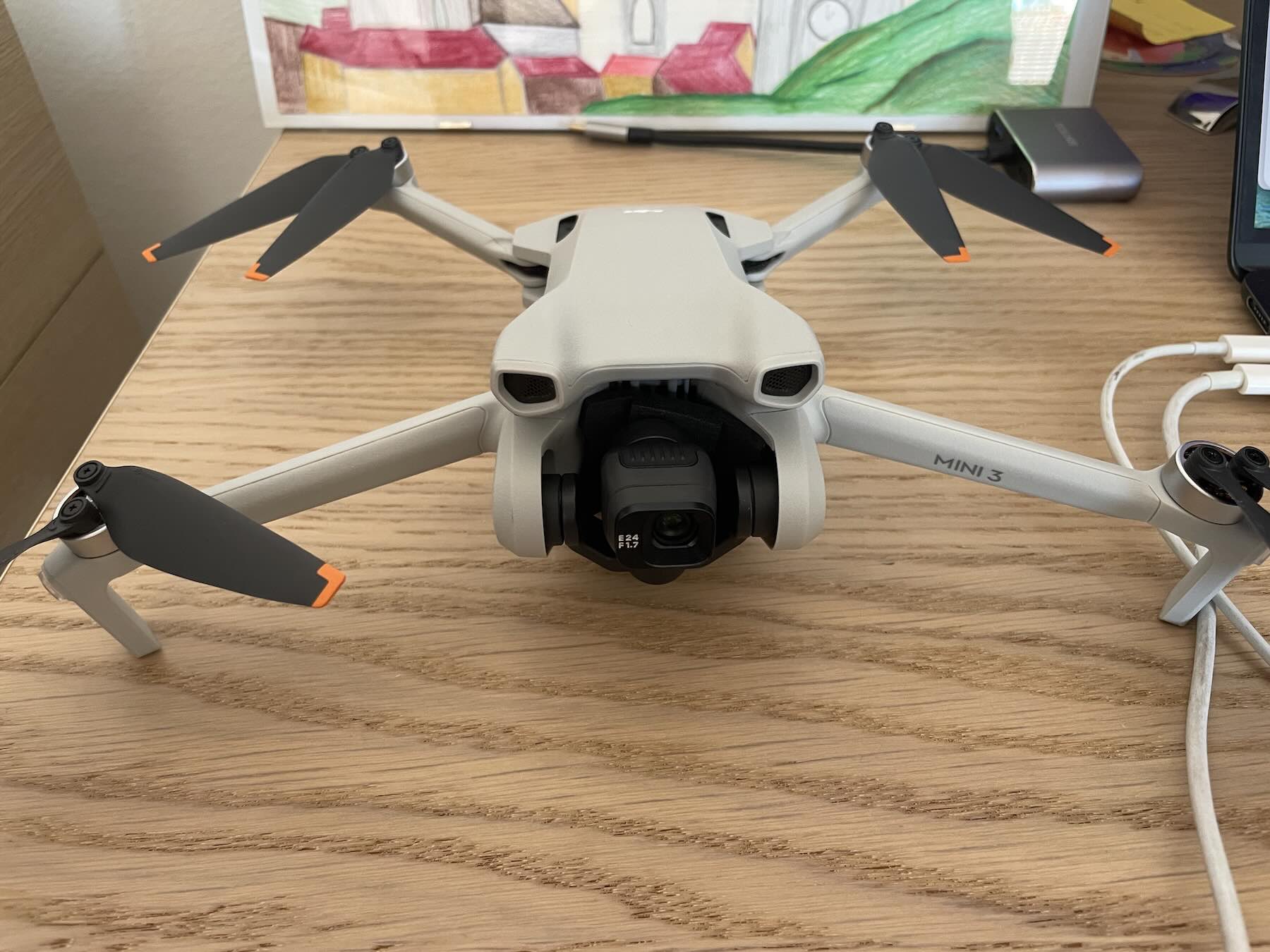 DJI Mini 3 com os braços abertos