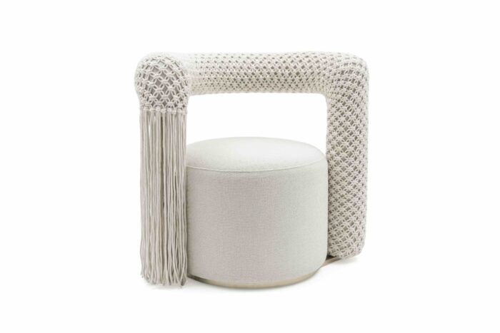 A poltrona "Saudade" da designer brasileira Luciana Teixeira produzida com a Bel Metais tem encosto realizado pela artesã Tassiana Kellner e está em exposição no Fuorisalone 2026