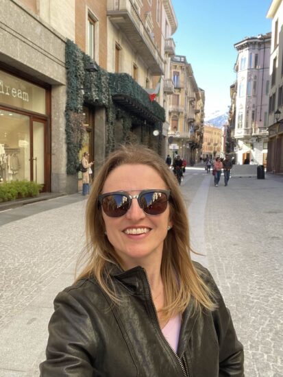 Caminhando pela Via Italia com as Cordilheiras dos Alpes lá no fundo