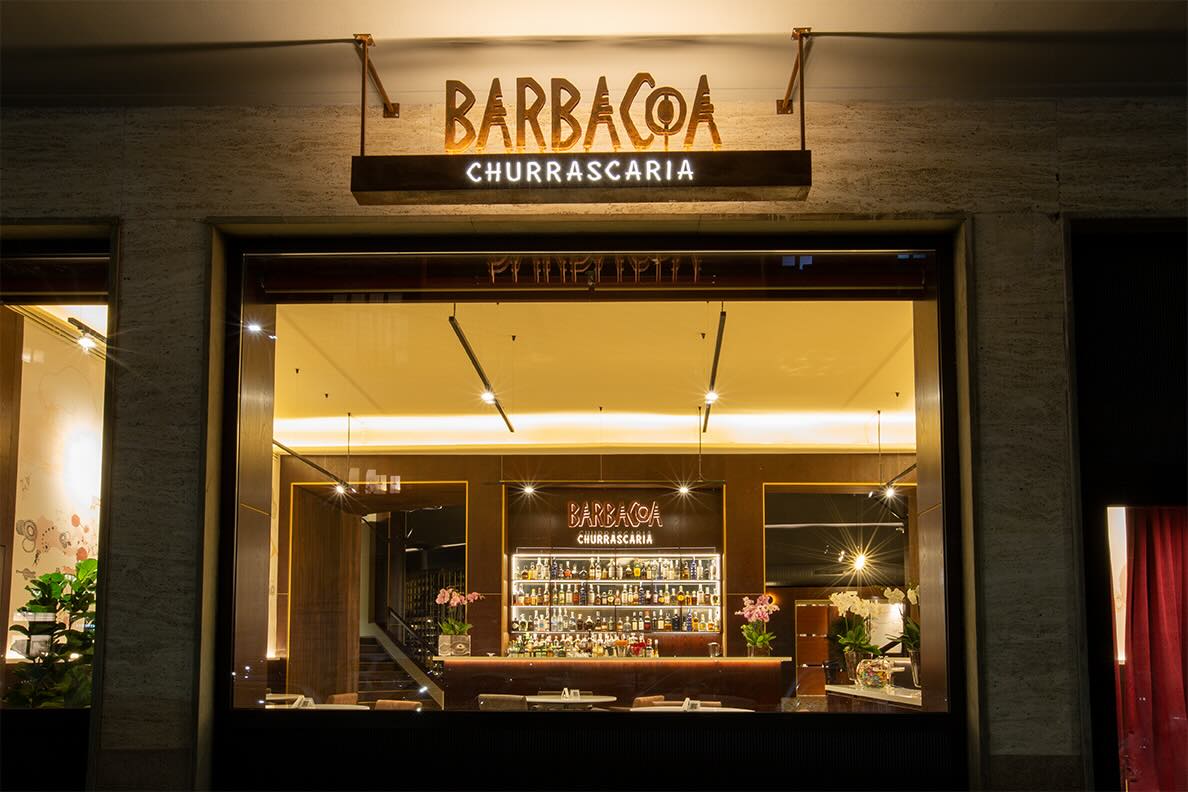 A atual fachada do Barbacoa Milano na via Scipio Slataper 19, local onde antigamente funcionava o Cinema Istria, projetado por Mario Cavallè