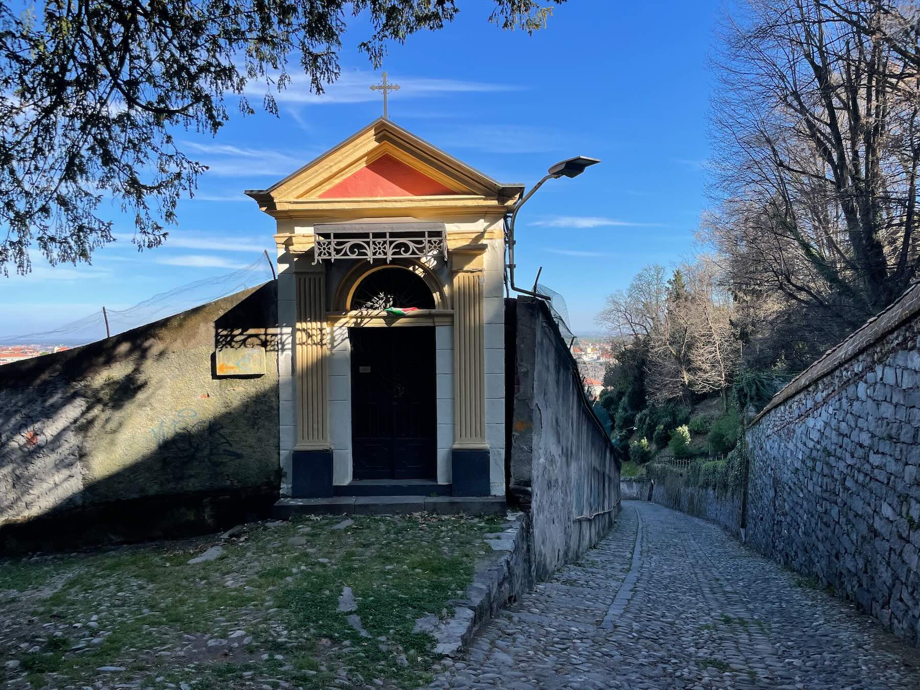 Uma das descidas do Borgo del Piazzo para Biella Piano