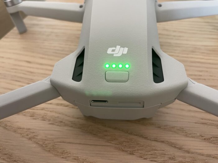 As 4 luzes acesas indicam que o drone DJI Mini 3 está com carga máxima