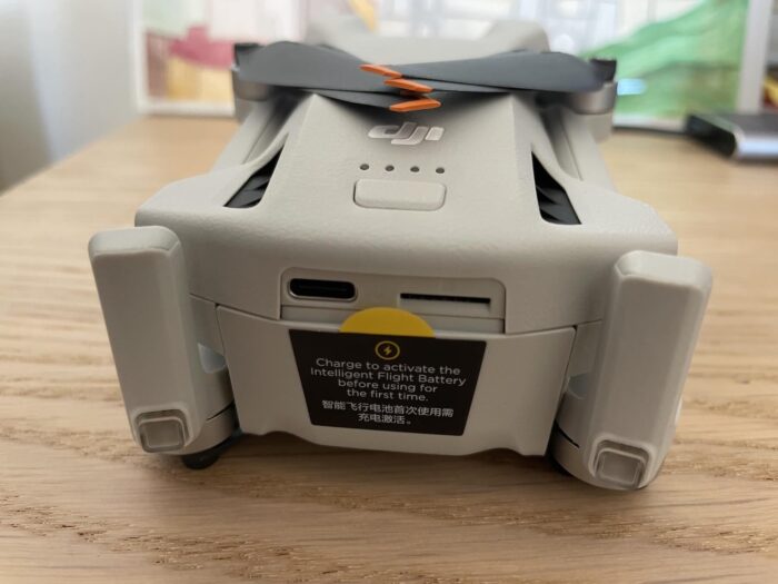 Retirar adesivos na parte traseira do drone DJI Mini 3