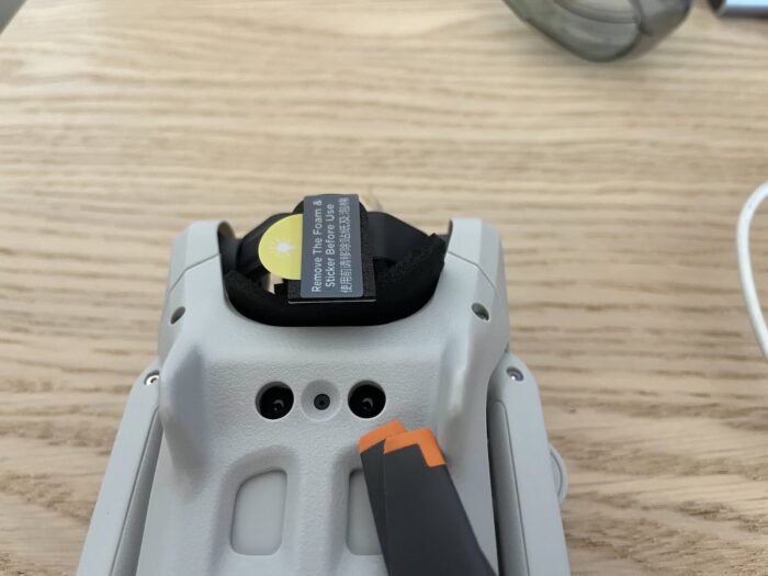 Retirar adesivos e borracha na parte inferior do drone DJI Mini 3
