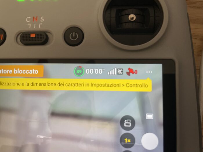 Para formatar o chip do drone, no telecomando clique nos 3 pontinhos no canto à direita da tela...