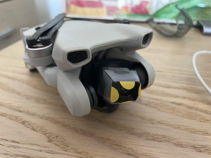 Retirar adesivos do Gimbal (lente) do drone DJI Mini 3