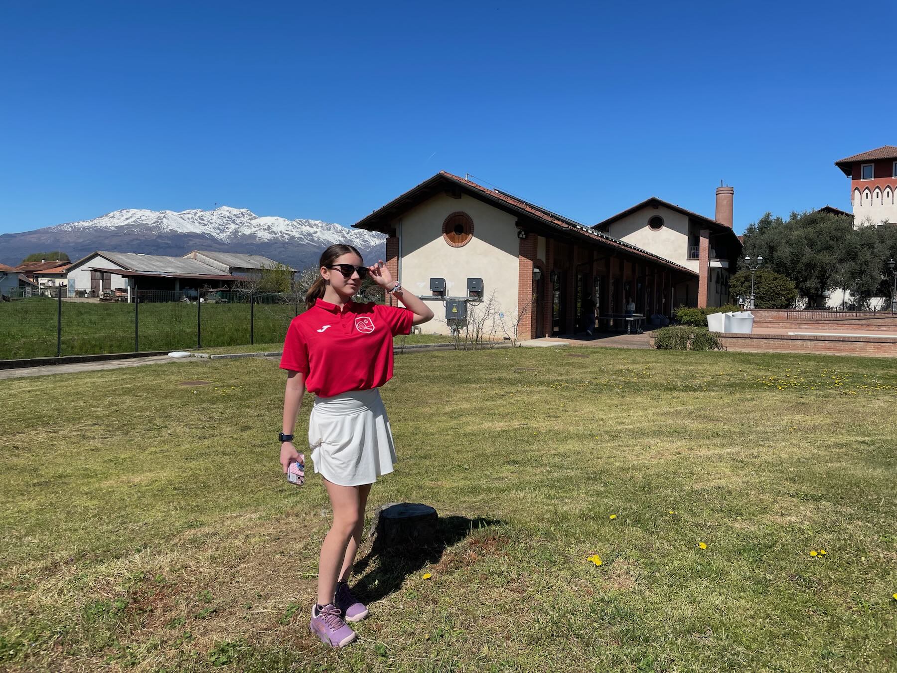 Gaia no Relais Santo Stefano com os Alpes cobertos de neve no início de abril de 2026 durante um torneio de padel