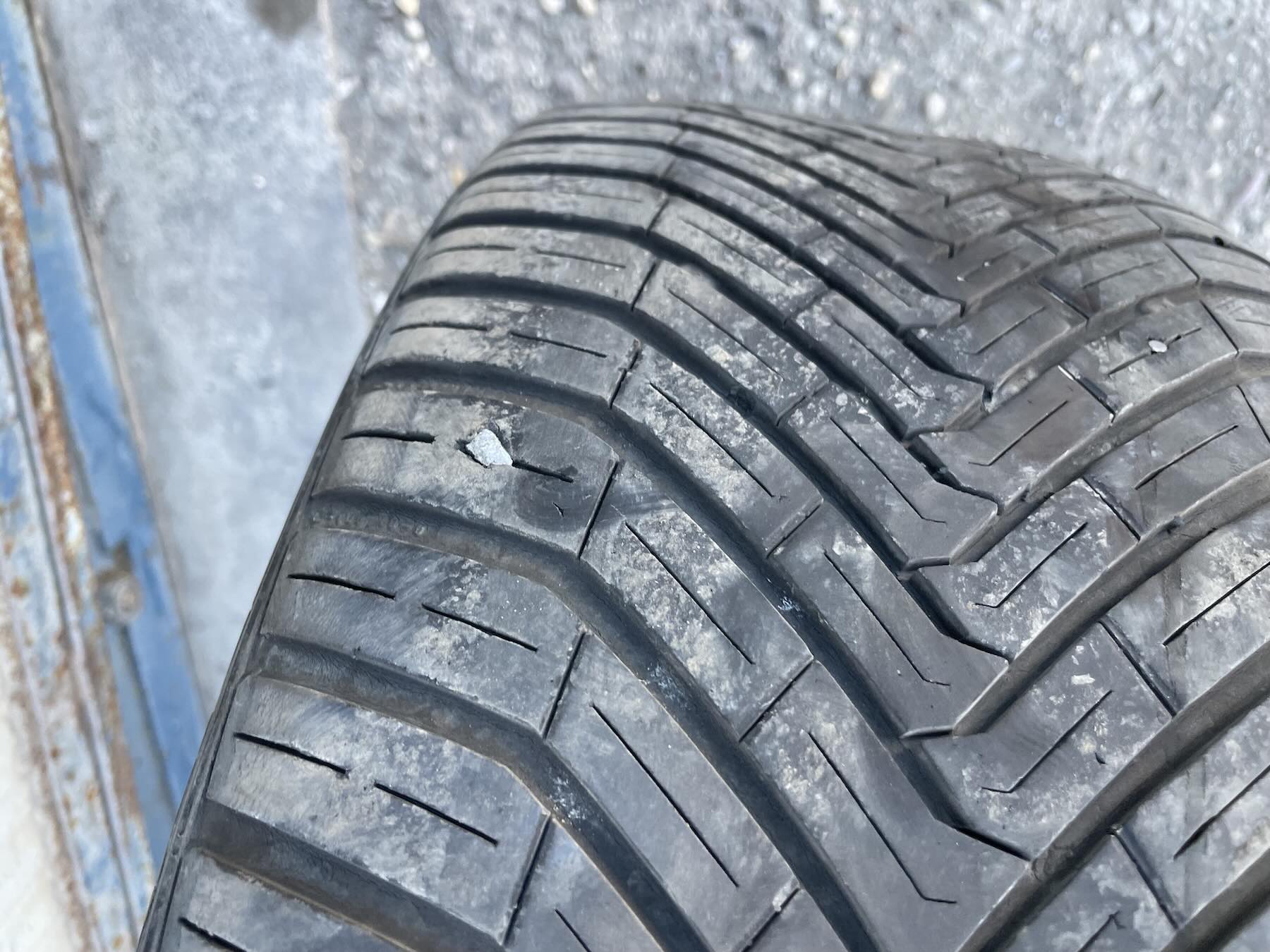 O causador do furo no pneu: esse pedacinho de metal "insignificante" que entrou...