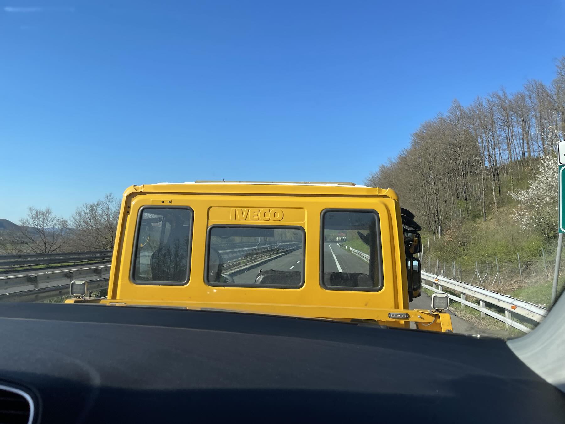 Indo de guincho até o borracheiro mais próximo - Pneu furado na Itália