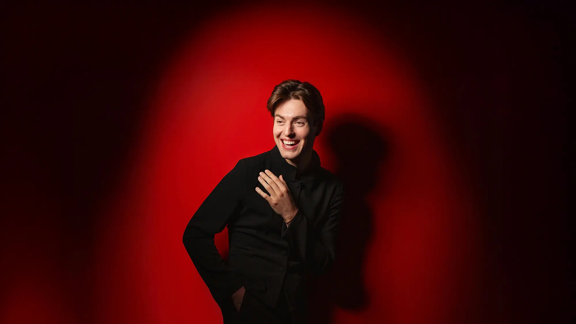 Amiata Music 2026: temporada leva grandes nomes da música ao Forum Fondazione Bertarelli na Toscana 2 O tenor Laurence Kilsby se apresenta com Alessandro Quarta e o Concerto Romano para o concerto “Care Gemme” no dia 7 de agosto de 2026 no Amiata Music (Foto: divulgação)