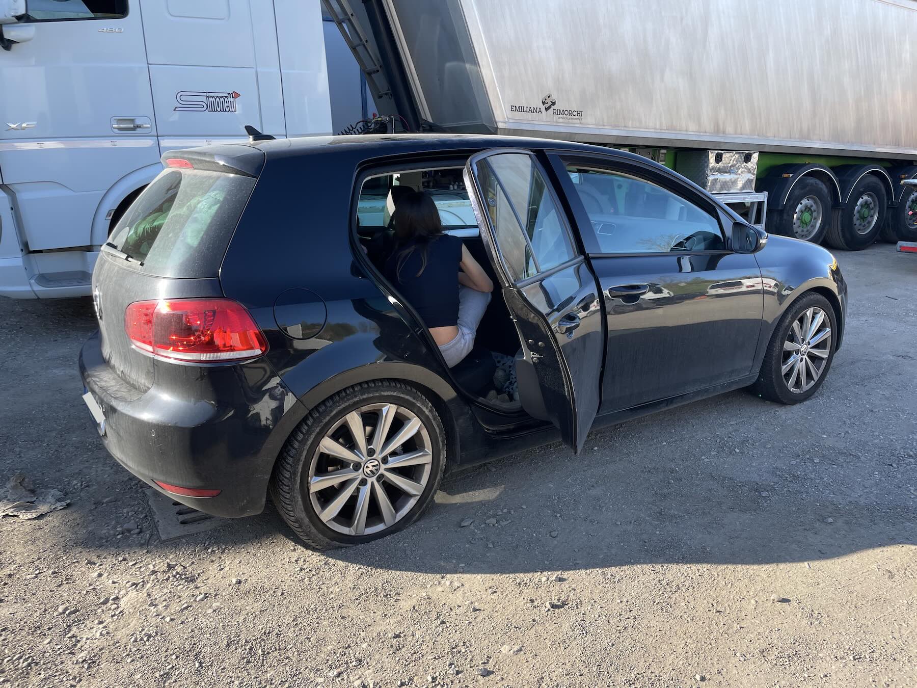 Furei o pneu na estrada na Itália: o que fazer, como pedir socorro e quanto custa - na foto vemos um carro com um pneu traseiro furado