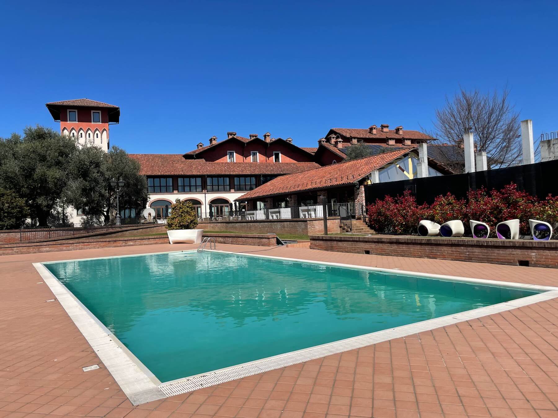 A piscina do Relais Santo Stefano em Sandigliano: em abril a água ainda é fria, mas no verão deve ser uma delícia ficar relaxando aqui...