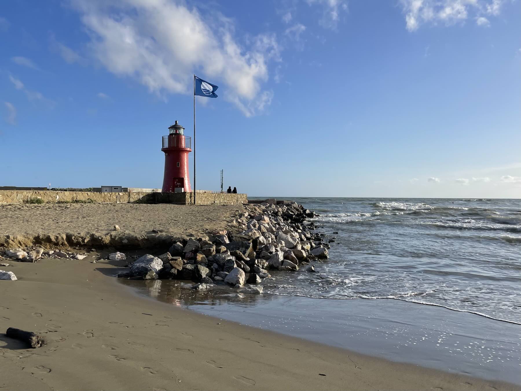 Bandeira Azul 2026 na Itália: guia para escolher praias premiadas na sua viagem 2 Castiglione della Pescaia, na Toscana, é uma das praias premiadas com o selo Bandeira Azul há anos: essa foto é de junho de 2024