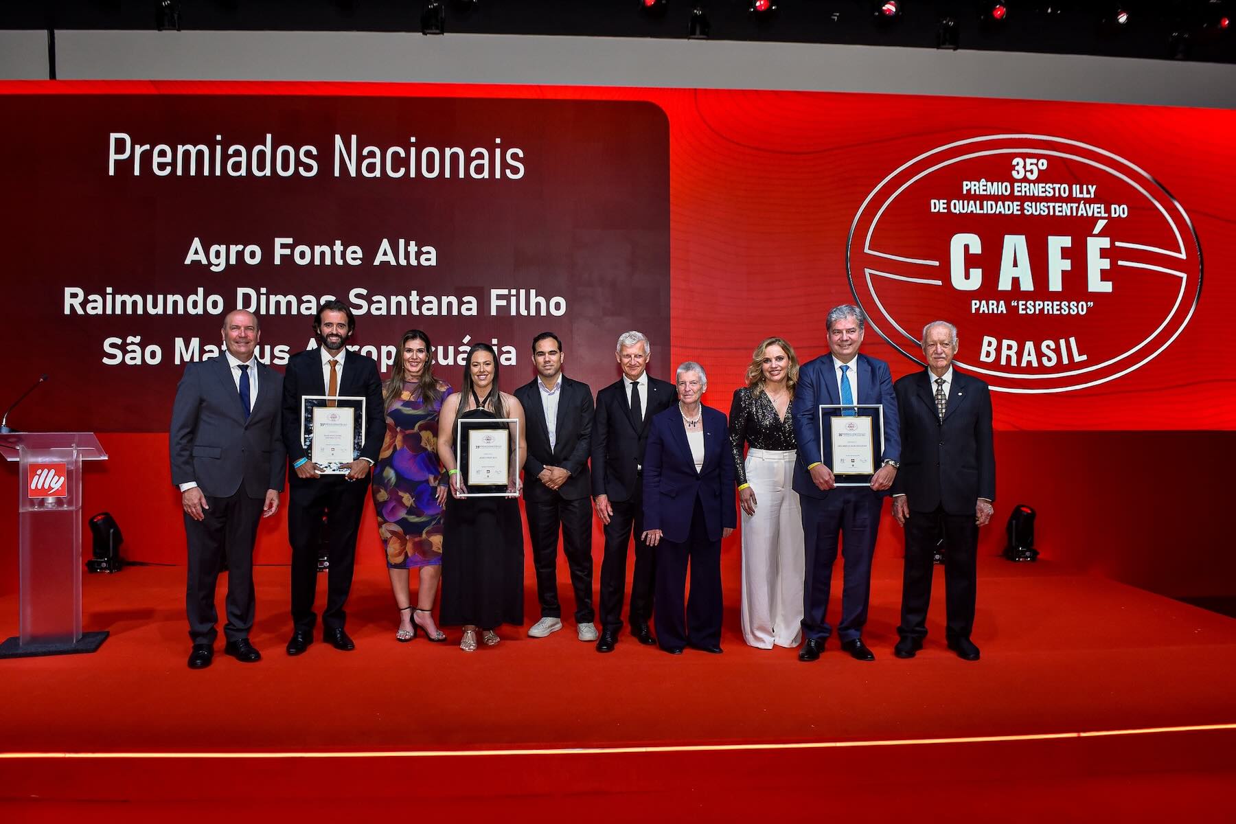 Vencedores do 35º Prêmio Ernesto Illy de Qualidade Sustentável do Café para Espresso e executivos da illycaffè
