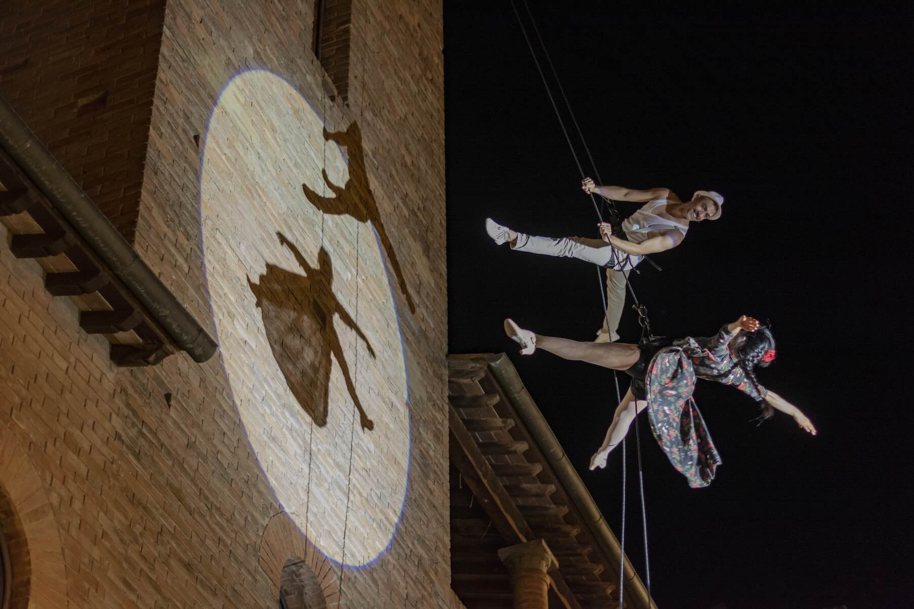 O festival de verão Mercantia transforma o burgo medieval de Certaldo em um palco a céu aberto para espetáculos: uma experiência inesquecível na Toscana (foto: Luigi Antonio Gilardi / divulgação)