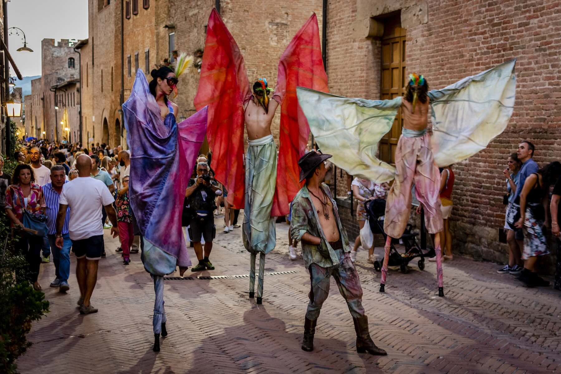 Artistas se exibem durante Mercantia em Certaldo: o burgo medieval vira uma grande festa a céu aberto (foto: Luigi Antonio Gilardi / divulgação)
