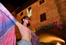 Mercantia em Certaldo transforma a cidade de Boccaccio em palco a céu aberto na Toscana