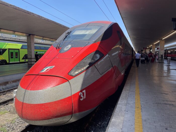 O trem de alta velocidade Freccia Rossa é um dos preferidos dos brasileiros quem viajam pela Itália. O serviço é operado pela Trenitalia, que confirmou ter sofrido um ataque hacker em 26 de junho de 2026