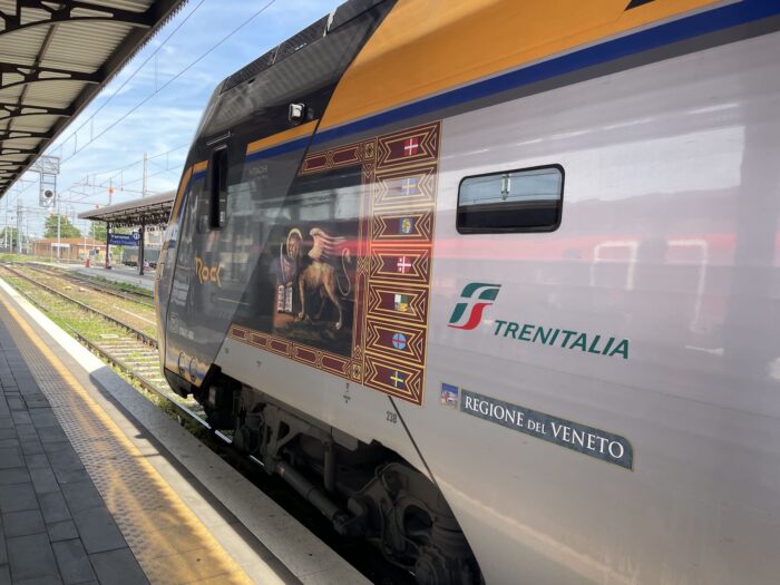 Viajar de trem pela Itália no verão de 2026: promoções, obras e cuidados antes de comprar 1 Um trem regional da Trenitalia da Regione Veneto: uma opção econômica para ir de Veneza a Verona, por exemplo