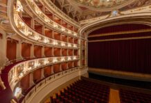 Teatro Nuovo Gian Carlo Menotti, em Spoleto, vista lateral dos camarotes e do palco