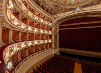 UNESCO reconhece os teatros condominiais da Itália central como Patrimônio Mundial Teatro Nuovo Gian Carlo Menotti, em Spoleto, vista lateral dos camarotes e do palco