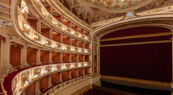 UNESCO reconhece os teatros condominiais da Itália central como Patrimônio Mundial Teatro Nuovo Gian Carlo Menotti, em Spoleto, vista lateral dos camarotes e do palco