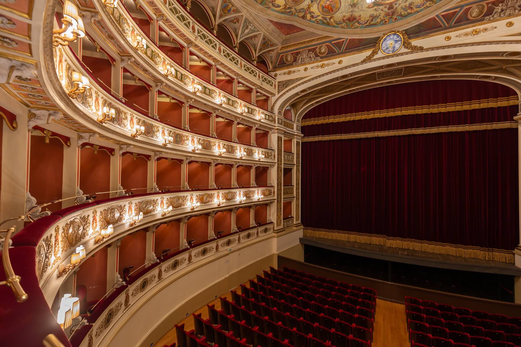 Teatro Nuovo Gian Carlo Menotti, em Spoleto, vista lateral dos camarotes e do palco