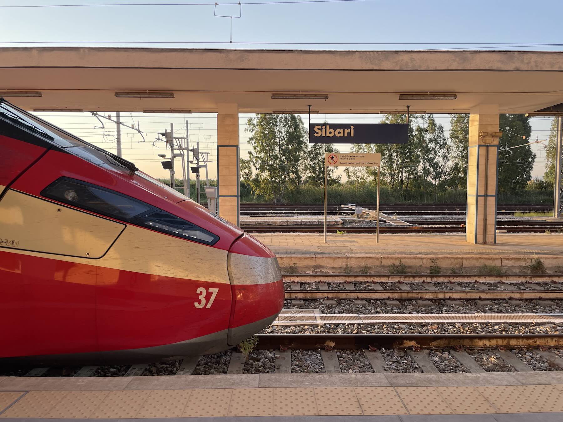 Marina di Sibari: praia e resorts no litoral da Calábria 9 Estação ferroviária de Sibari, destino final de um trem de alta velocidade que sai do extremo norte da Itália, em Bolzano, e pára em cidades como Florença, Roma e Nápoles