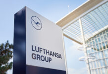 Lufthansa faz oferta pela TAP Air Portugal: o que muda pra quem viaja do Brasil pra Itália Totem com o logo da Lufthansa Group na sede da empresa