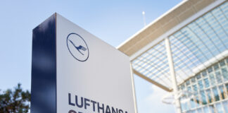 Lufthansa faz oferta pela TAP Air Portugal: o que muda pra quem viaja do Brasil pra Itália Totem com o logo da Lufthansa Group na sede da empresa