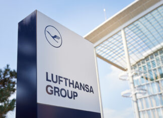 Lufthansa faz oferta pela TAP Air Portugal: o que muda pra quem viaja do Brasil pra Itália Totem com o logo da Lufthansa Group na sede da empresa