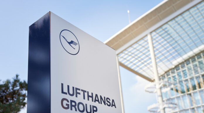 Lufthansa faz oferta pela TAP Air Portugal: o que muda pra quem viaja do Brasil pra Itália Totem com o logo da Lufthansa Group na sede da empresa