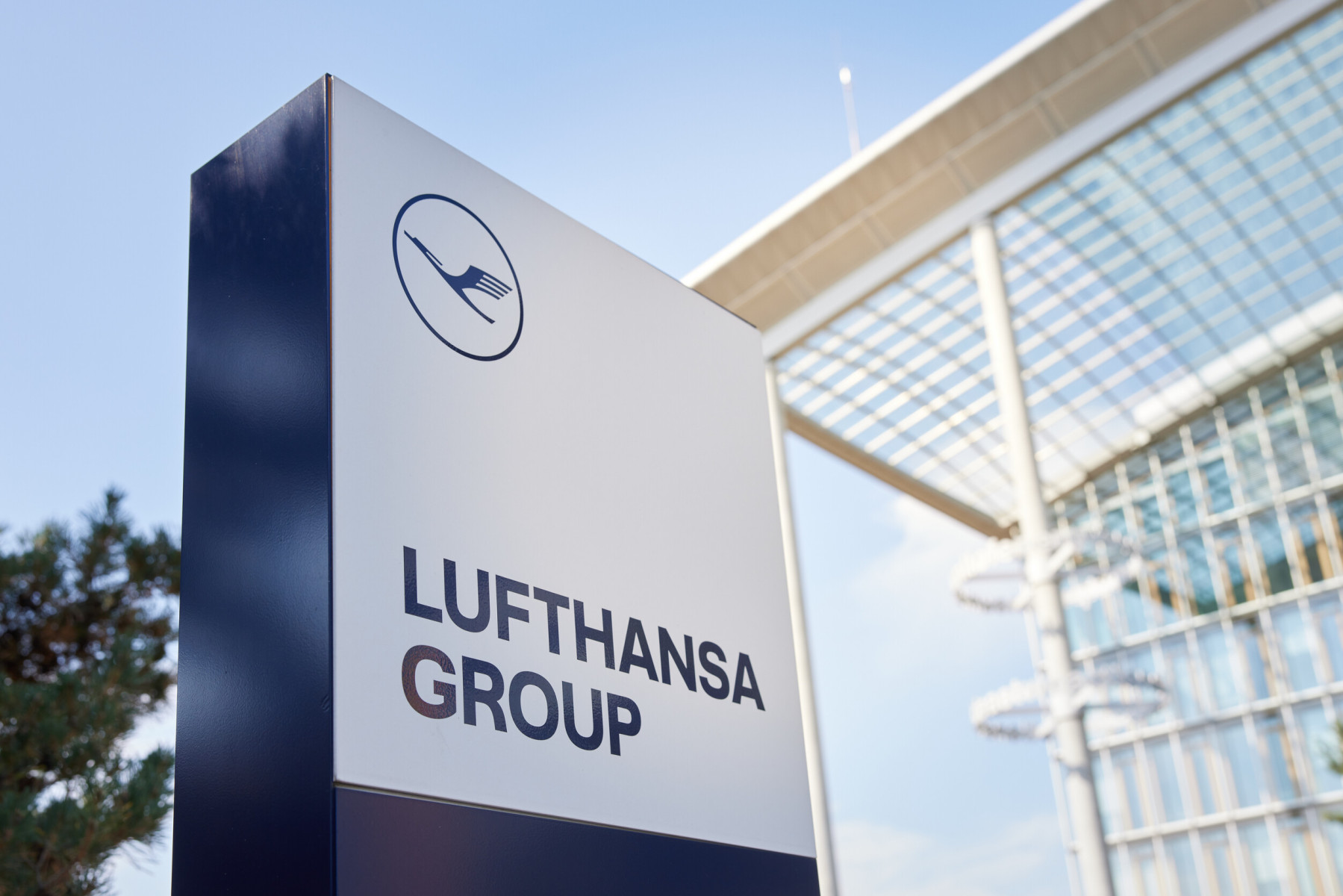 Lufthansa faz oferta pela TAP Air Portugal: o que muda pra quem viaja do Brasil pra Itália 1 Totem com o logo da Lufthansa Group na sede da empresa