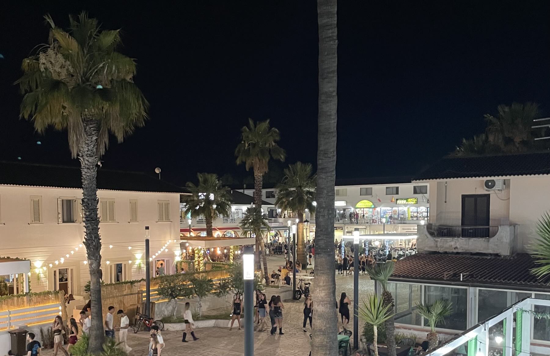 Marina di Sibari: praia e resorts no litoral da Calábria 16 Centro de Marina di Sibari no sábado à noite em junho de 2026