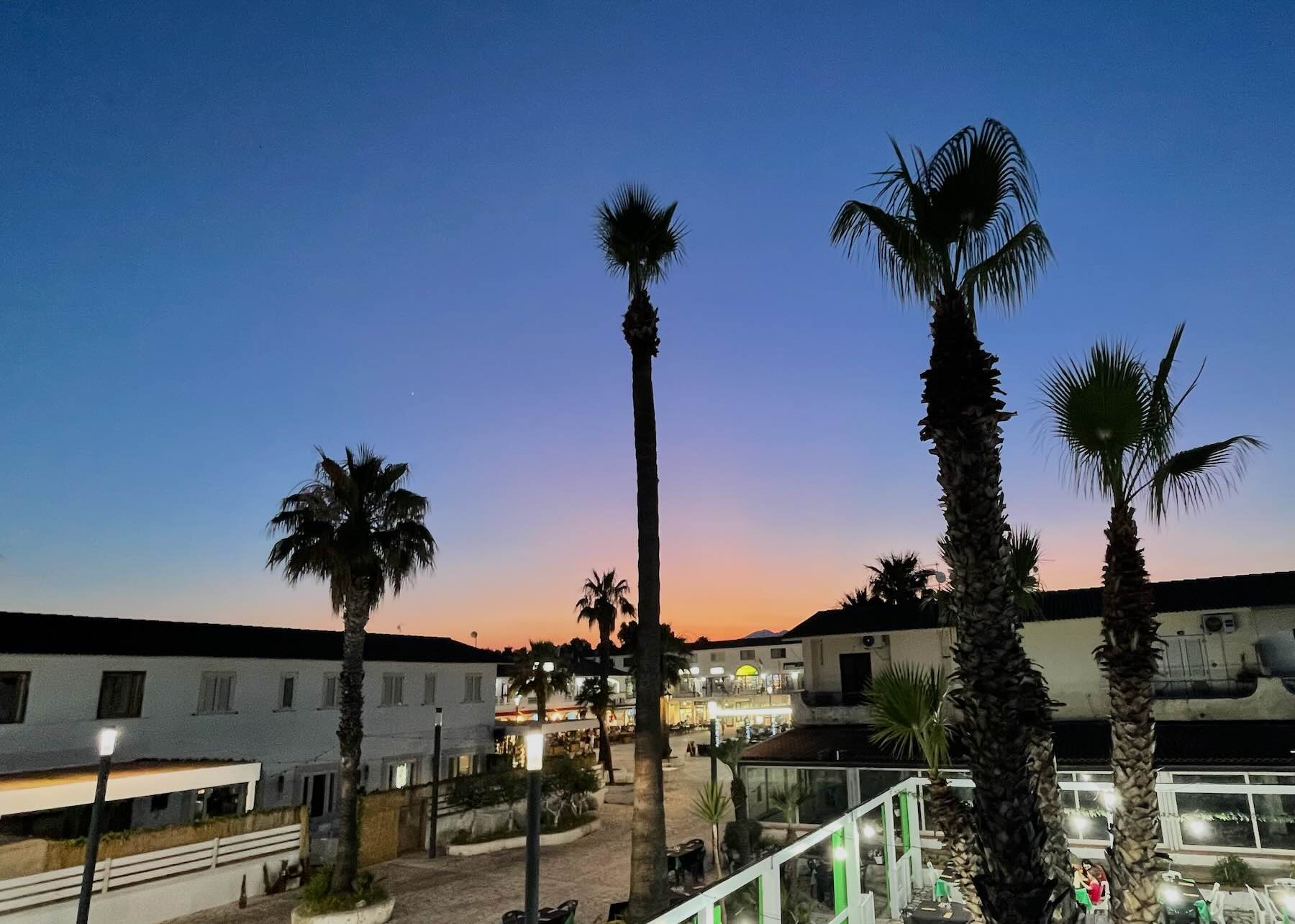 Marina di Sibari: praia e resorts no litoral da Calábria 17 Pôr do sol no centro de Marina di Sibari